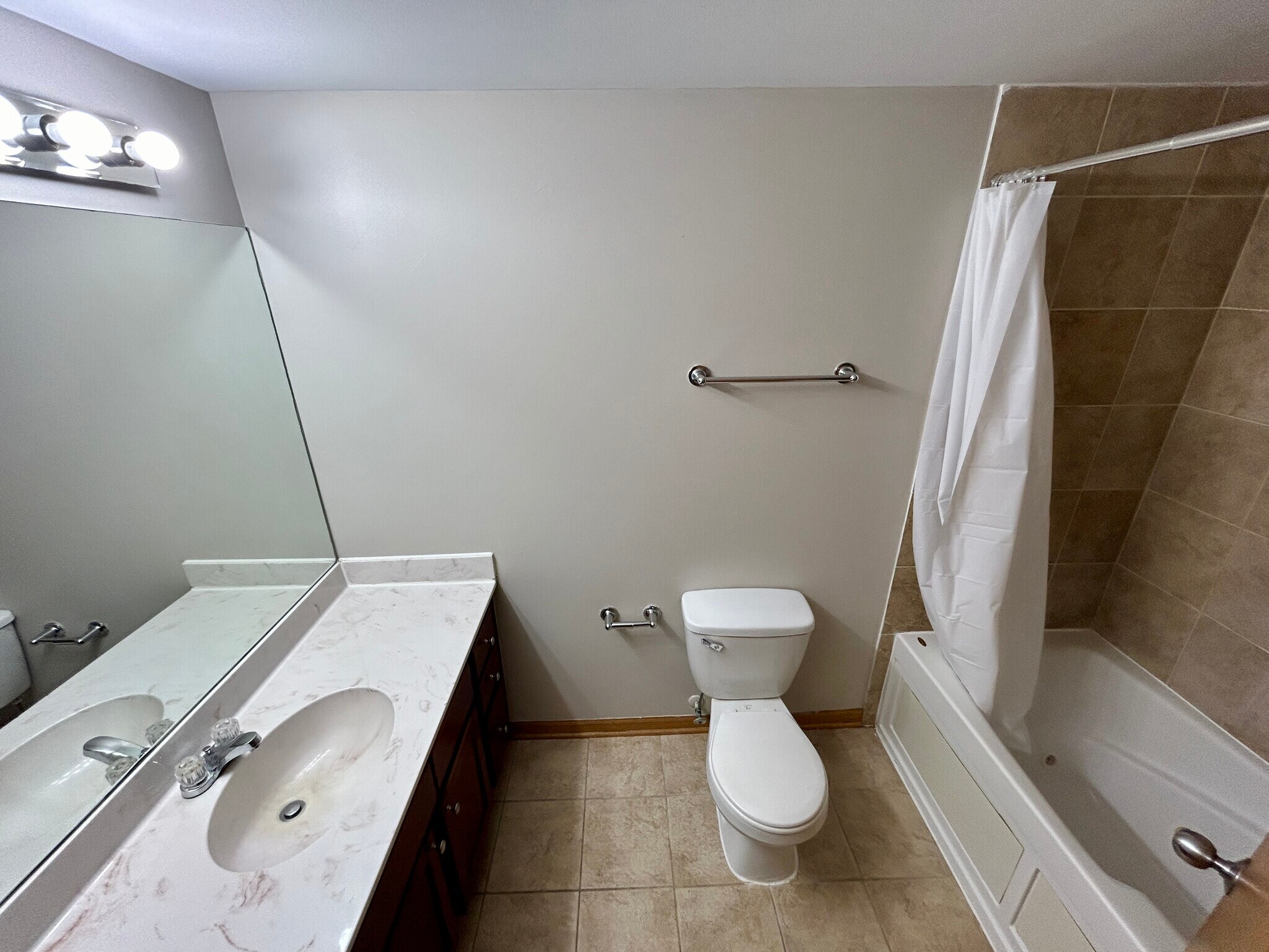 Building Photo - 5642 S Prairie Ave