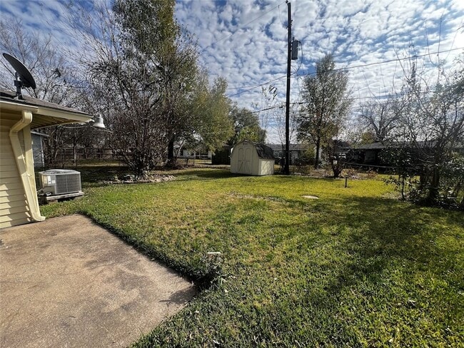 Building Photo - 5818 Glenhurst Dr