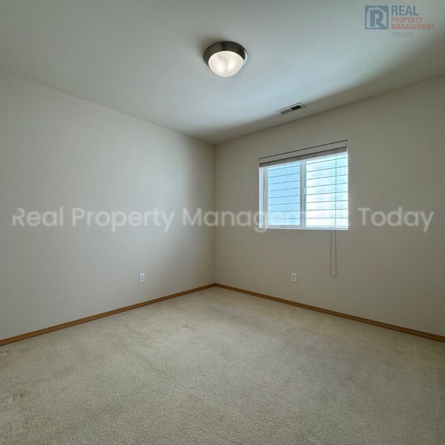 Building Photo - 3 Bedroom With Large Bonus Room!