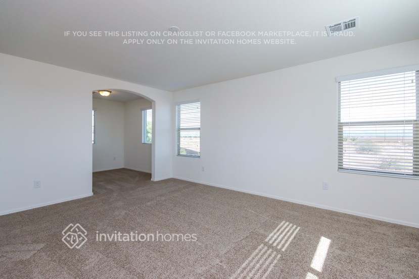 Building Photo - 1323 E Palomino Way