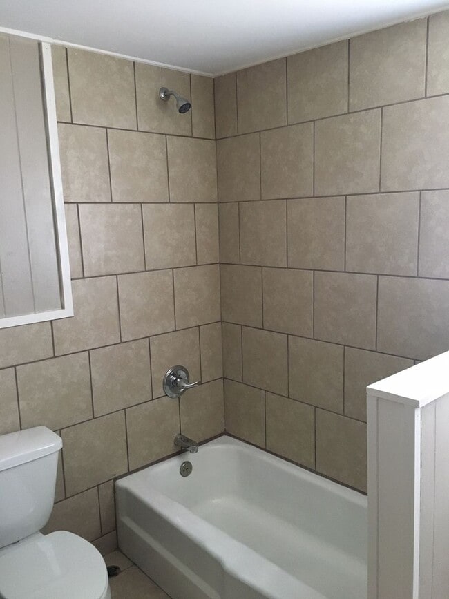 Building Photo - One Bed One Bath House Available June 1