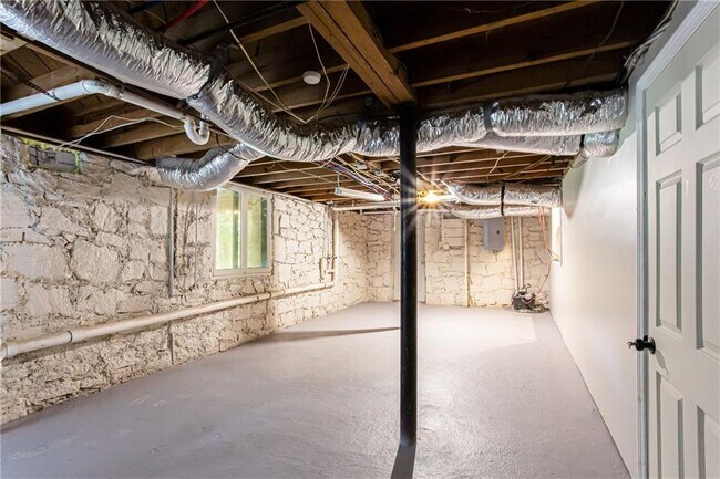 Building Photo - 629 Clairmont Cir