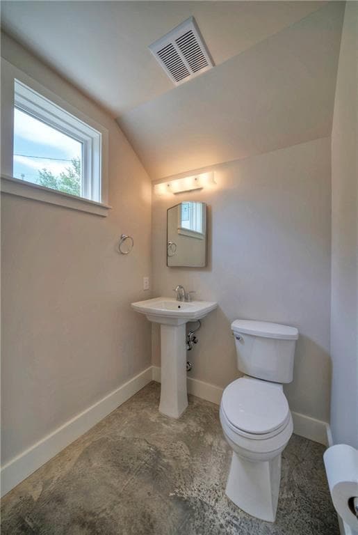 Building Photo - 1006 E 8th St