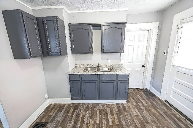 Building Photo - 1421 Shepard St