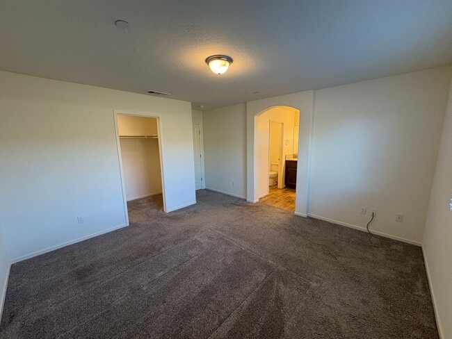 Building Photo - Beautiful Visalia Home Available Now!