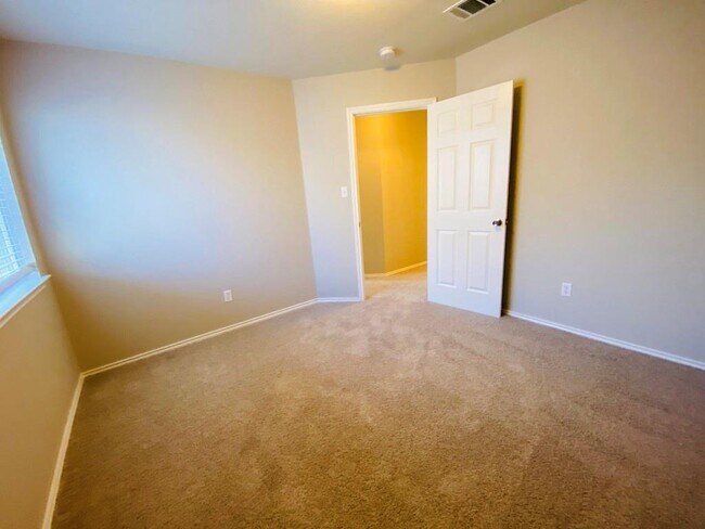 Building Photo - 3304 Kissman Dr