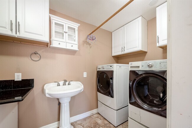 Building Photo - 7711 Beechnut St