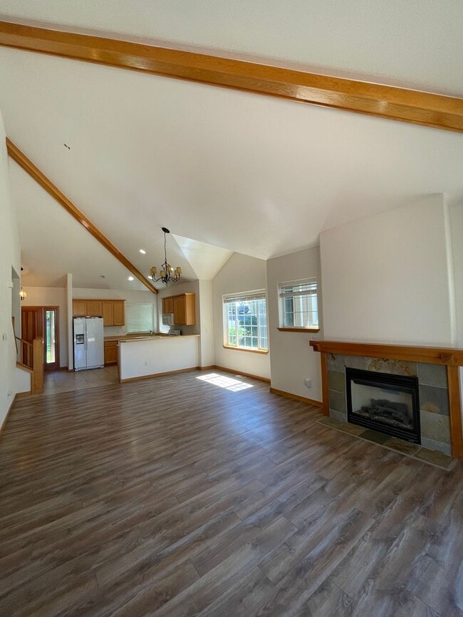 Building Photo - Spacious 3-Bed Home with Private Baths, Ow...
