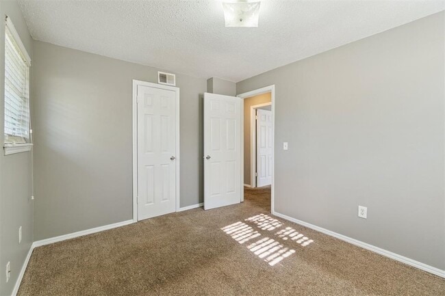 Building Photo - 4009 Vickie Dr