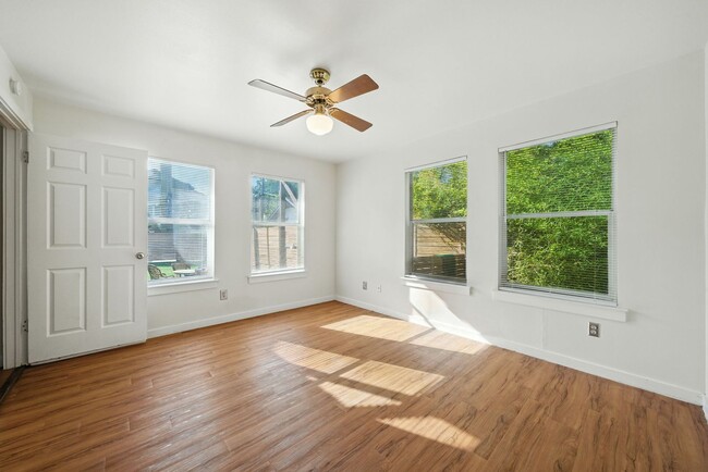 Building Photo - UT PRE-LEASE: 5 bed / 3 bath Remodeled Wes...