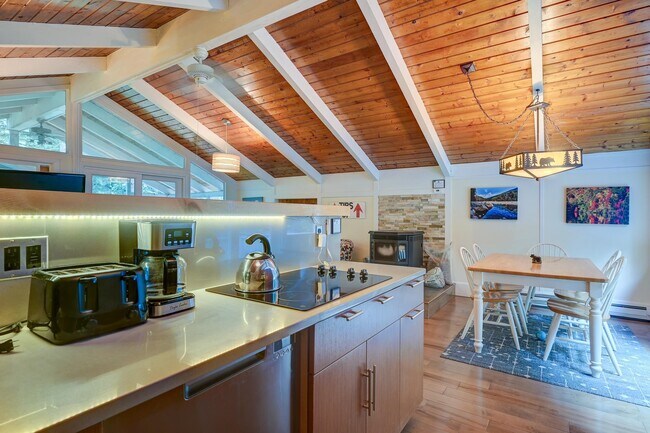 Building Photo - 400 Rolling Ridge Rd