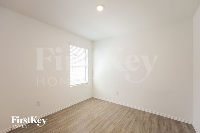 Building Photo - 2424 Lake Hls