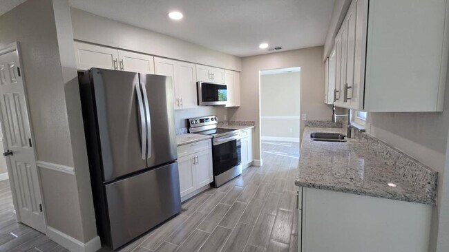 Building Photo - 647 Sagamore Dr