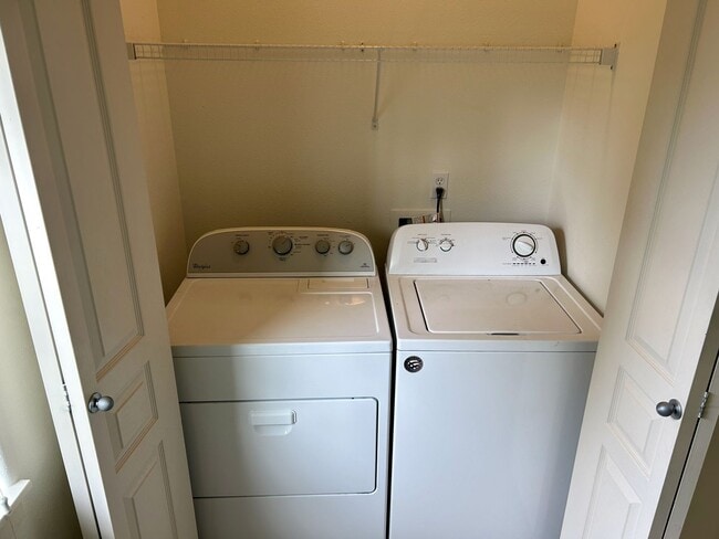 Building Photo - Spacious 2-Bedroom, 2-Bath Townhome with Primary Suite in Happy Valley