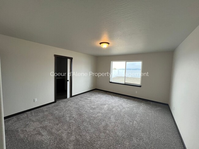 Building Photo - 3 bed, 2 bath house