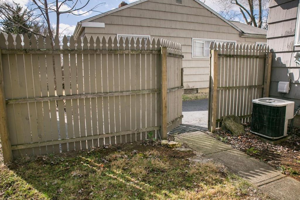 Building Photo - 1306 Zettler Rd