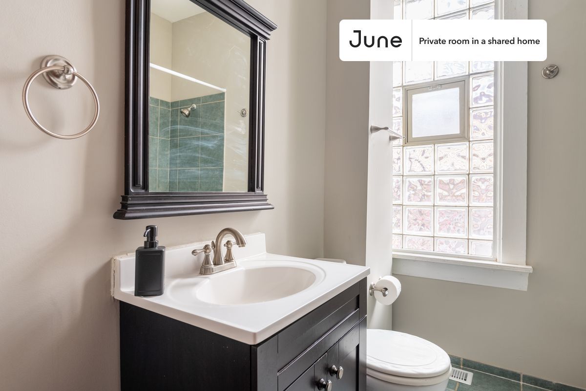 Building Photo - Room in Shared 4 bed/1 bath home