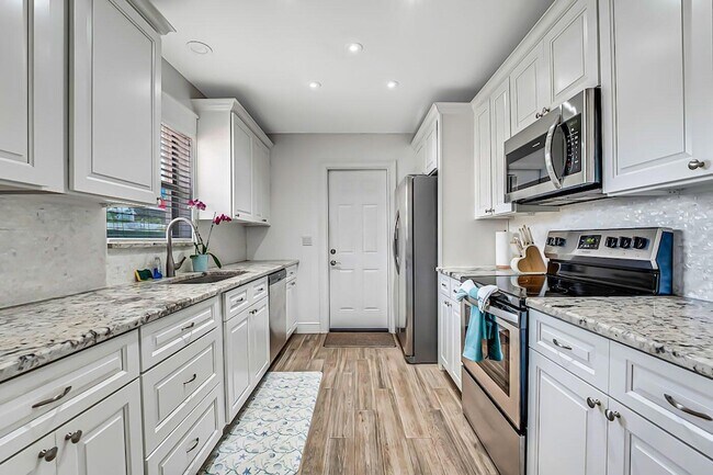 Building Photo - 532 N Palmway