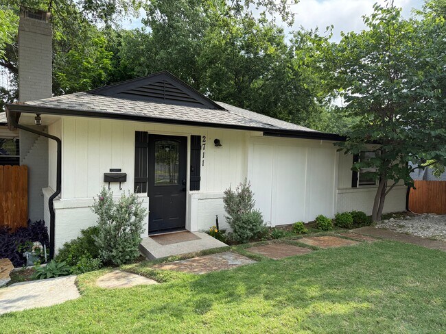 Building Photo - 2711 Avon St