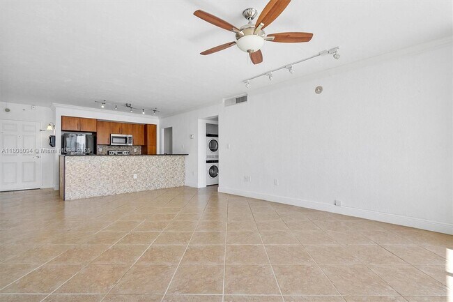 Building Photo - 10350 W Bay Harbor Dr