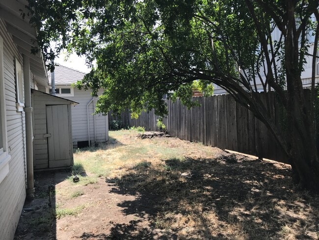 Building Photo - 4 bedroom 2 bath next to Chico State with ...