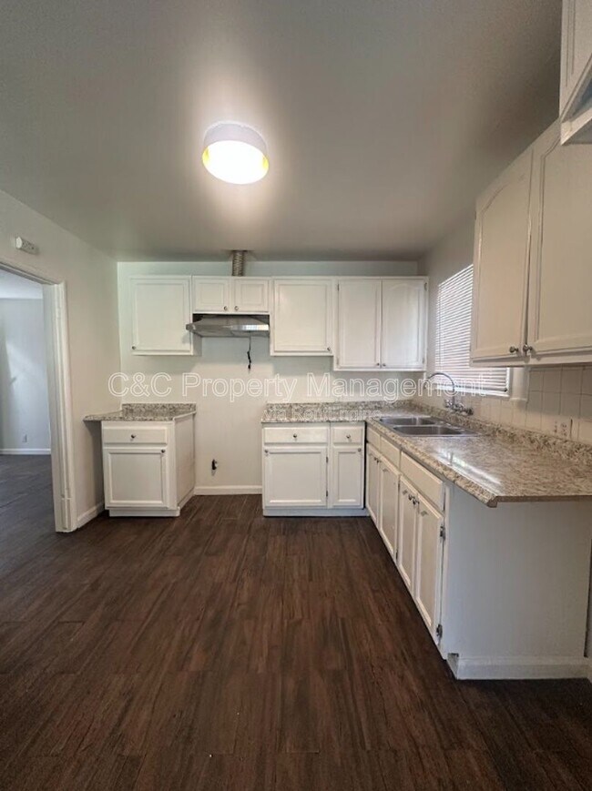 Building Photo - 14012 Sylvanwood Ave