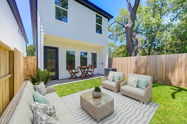 Building Photo - 2710 Noble St