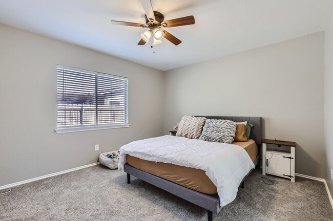 Building Photo - Charming 3/2/2 with Private Fenced Backyard!