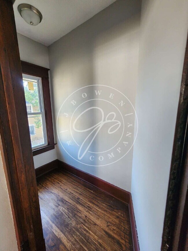 Building Photo - Spacious upper unit 2 bed 1 bath! Convenie...