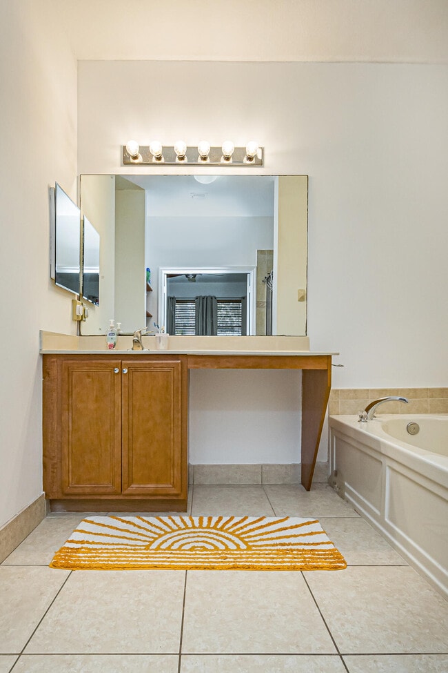 Building Photo - 3021 Grandiflora Dr