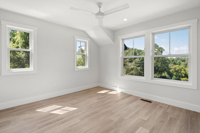 Building Photo - Modern Two-Story Home in West Asheville!