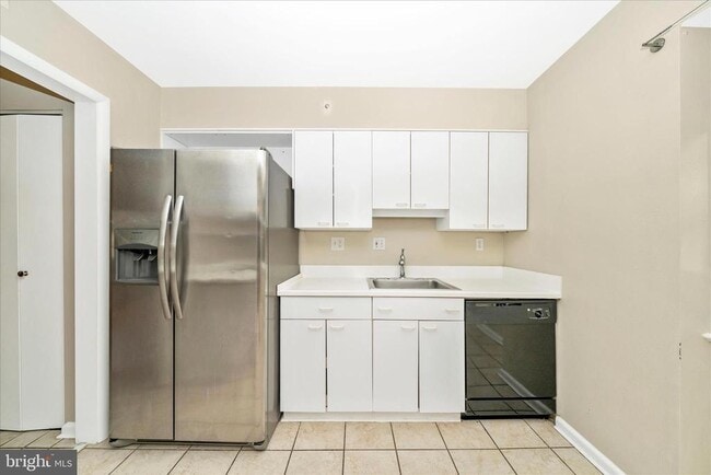 Building Photo - 3906 Montrose Dr