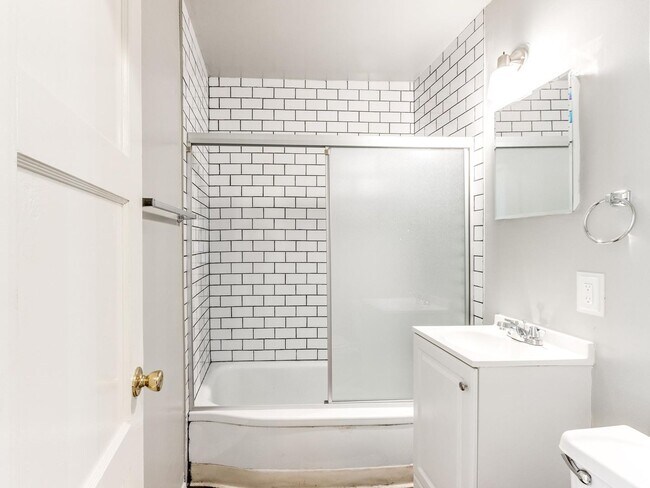 Building Photo - Charming 2 bed 1 bath home with many updates!
