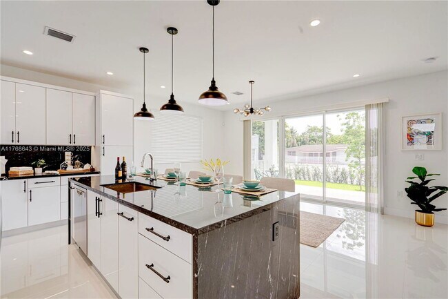 Building Photo - 1805 NW 22nd Ct