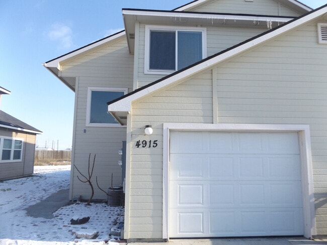 Building Photo - Beautiful Open Floor Plan Featuring Two Be...
