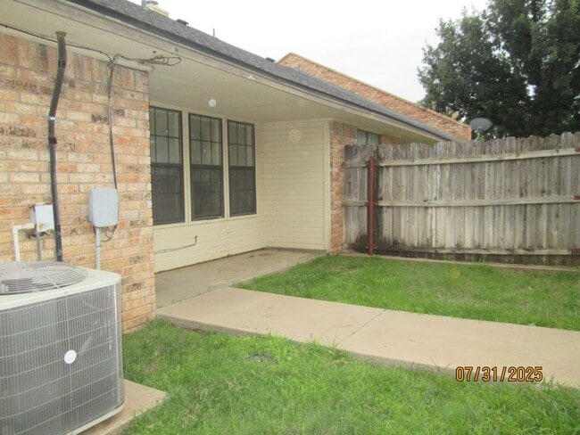 Building Photo - TOWNHOUSE - 2 bedrooms, 2 bathrooms