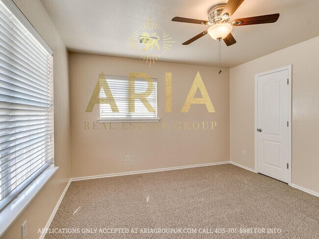 Building Photo - *611-613 Welston Cr.