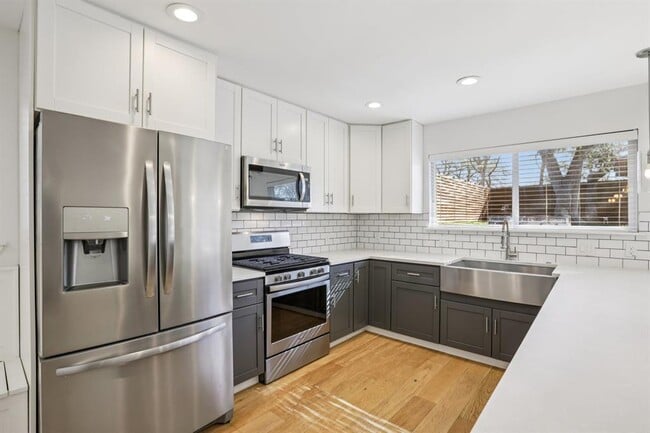 Building Photo - 7205 Twisted Oaks Dr