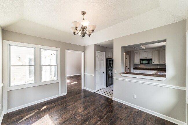 Building Photo - 2014 Fairway Hills Dr