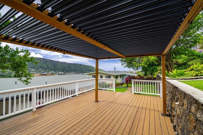 Building Photo - Manoa Valley, 4 bedroom, 3 bath, Fully Ren...
