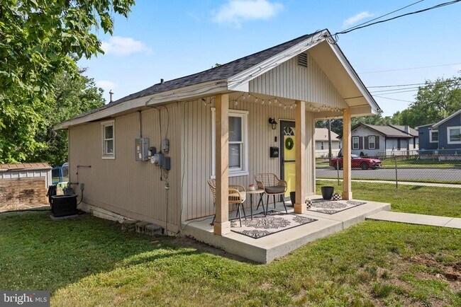 Building Photo - 325 W Evergreen Ave