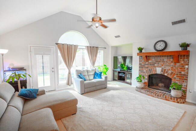 Building Photo - 1931 Palisade Ct