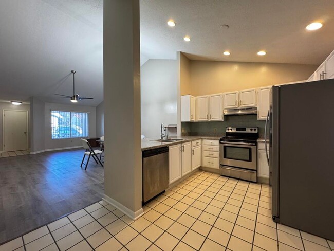 Building Photo - 3/2 in Townhomes West