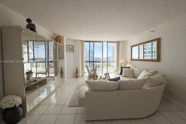 Building Photo - 19195 NE 36th Pl