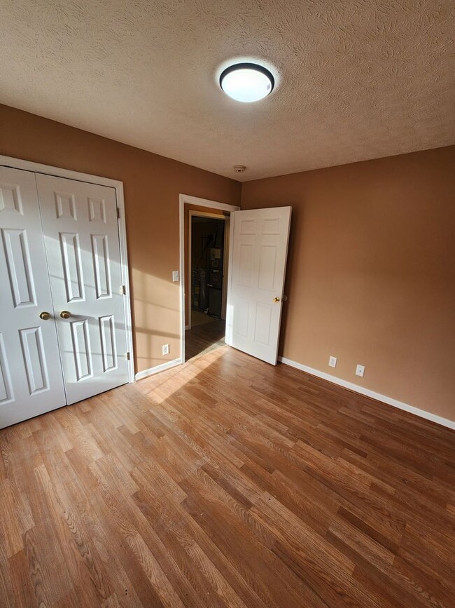 Building Photo - Spacious 2 bedroom 1st floor apartment wit...