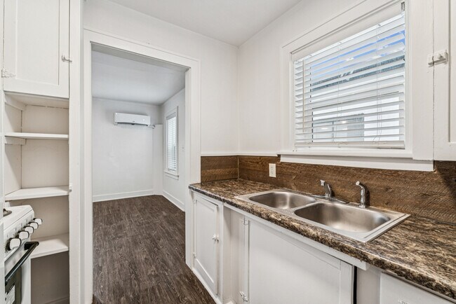 Building Photo - 907