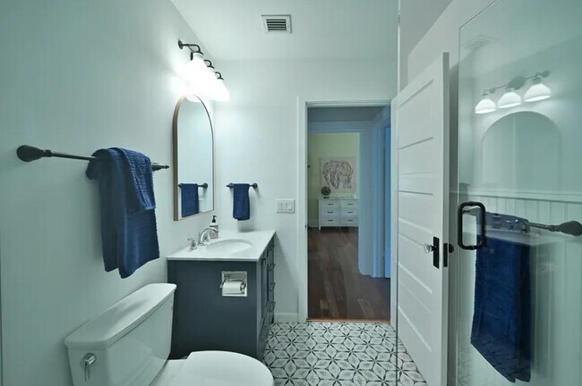 Building Photo - 2408 Hillview St