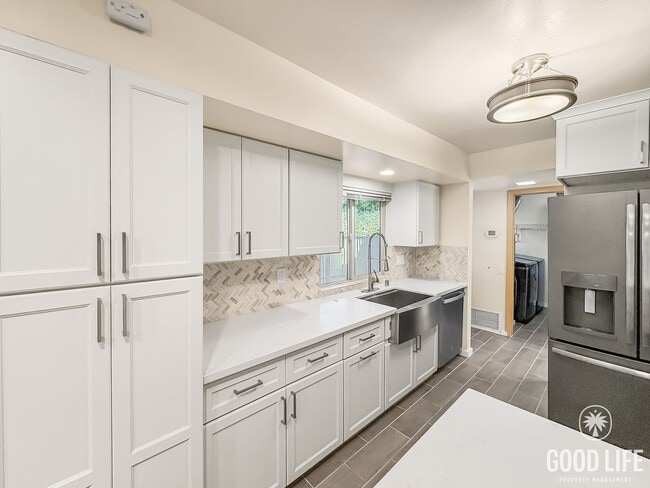 Building Photo - Peaceful and Spacious 3B/3BA condo with La...