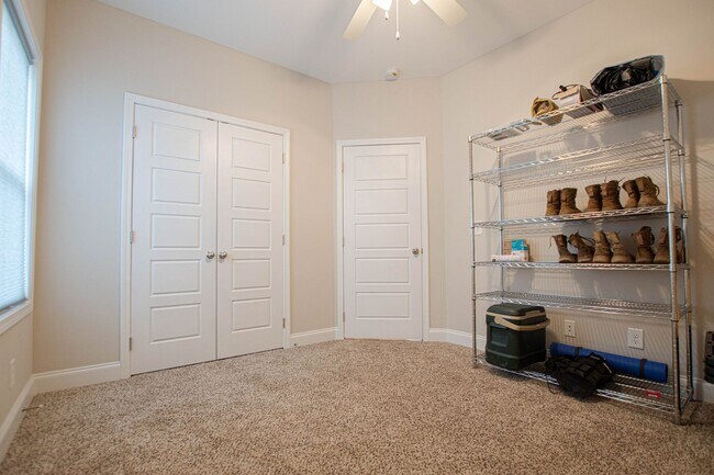 Building Photo - Pet Friendly in Eagle's Bluff!