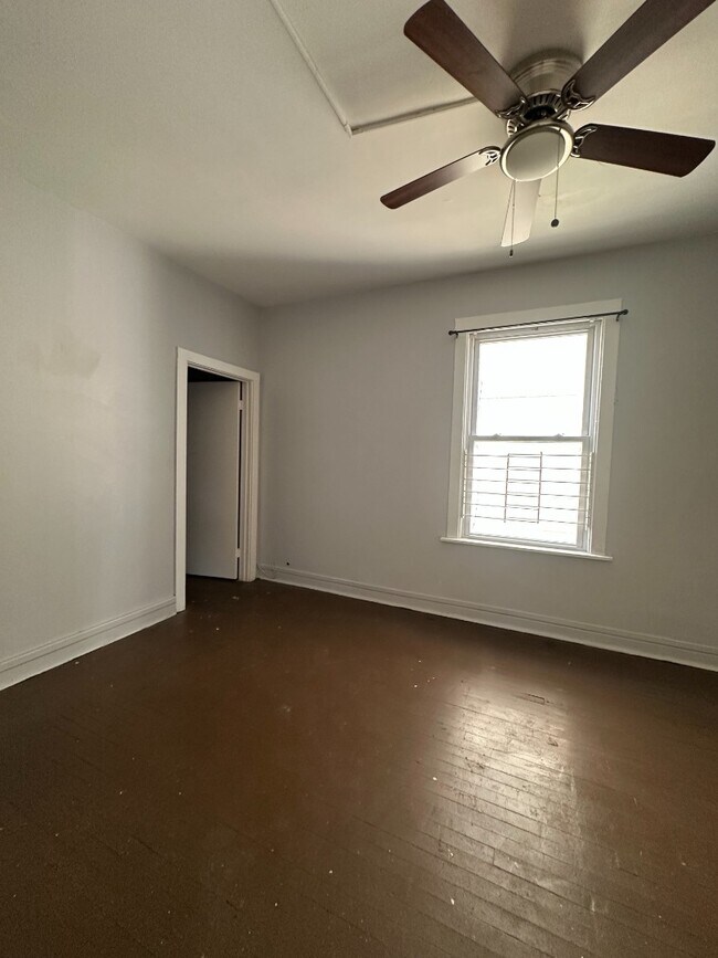 Building Photo - Spacious 2BR Apartment in Roseland – Off-Street Parking & Shared Laundry!